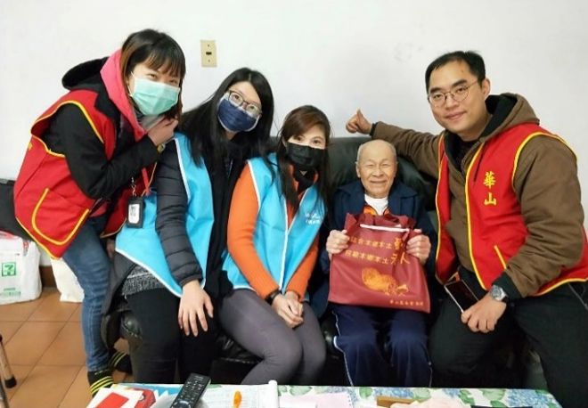 華山基金會老人「年節送餐」服務志工